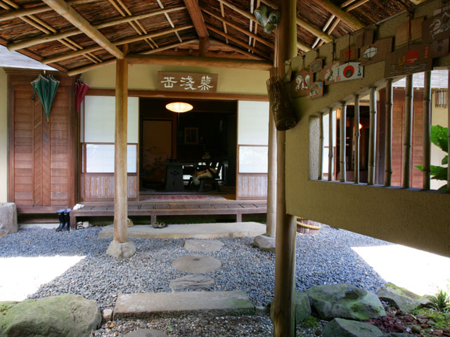 杉皮を丸太と竹で組んだ 野趣あふれる作りの軒